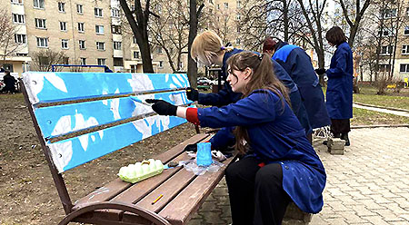 "Мир созидаем вместе!" - Учащиеся создают красоту для жителей Советского района