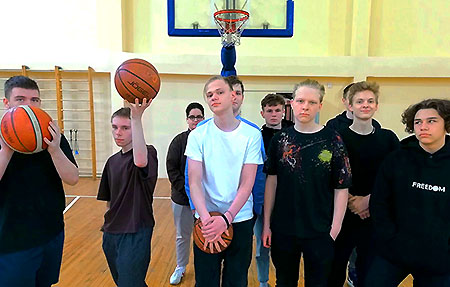 В рамках шестого дня недели 15 апреля в колледже прошел конкурс «Ура! Баскетбол»