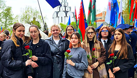 Учащиеся колледжа приняли участие в церемонии возложения венков и цветов к памятным знакам "Ахвяры Чарнобыля" и " Камень мира Хиросимы"