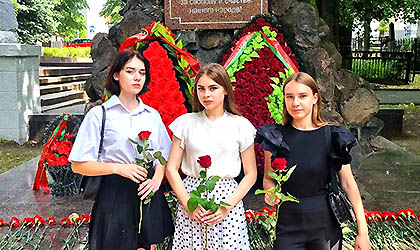 22 июня учащиеся колледжа возложили цветы к памятнику мужества и славы на кладбище «Военное»