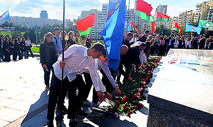 Учащиеся нашего колледжа приняли участие в торжественном возложении цветов к стеле "Минск-город-герой"