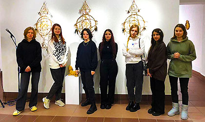 Учащиеся учебной группы 30 посетили выставку «Гасцінец» в художественной галерее "Университет культуры"