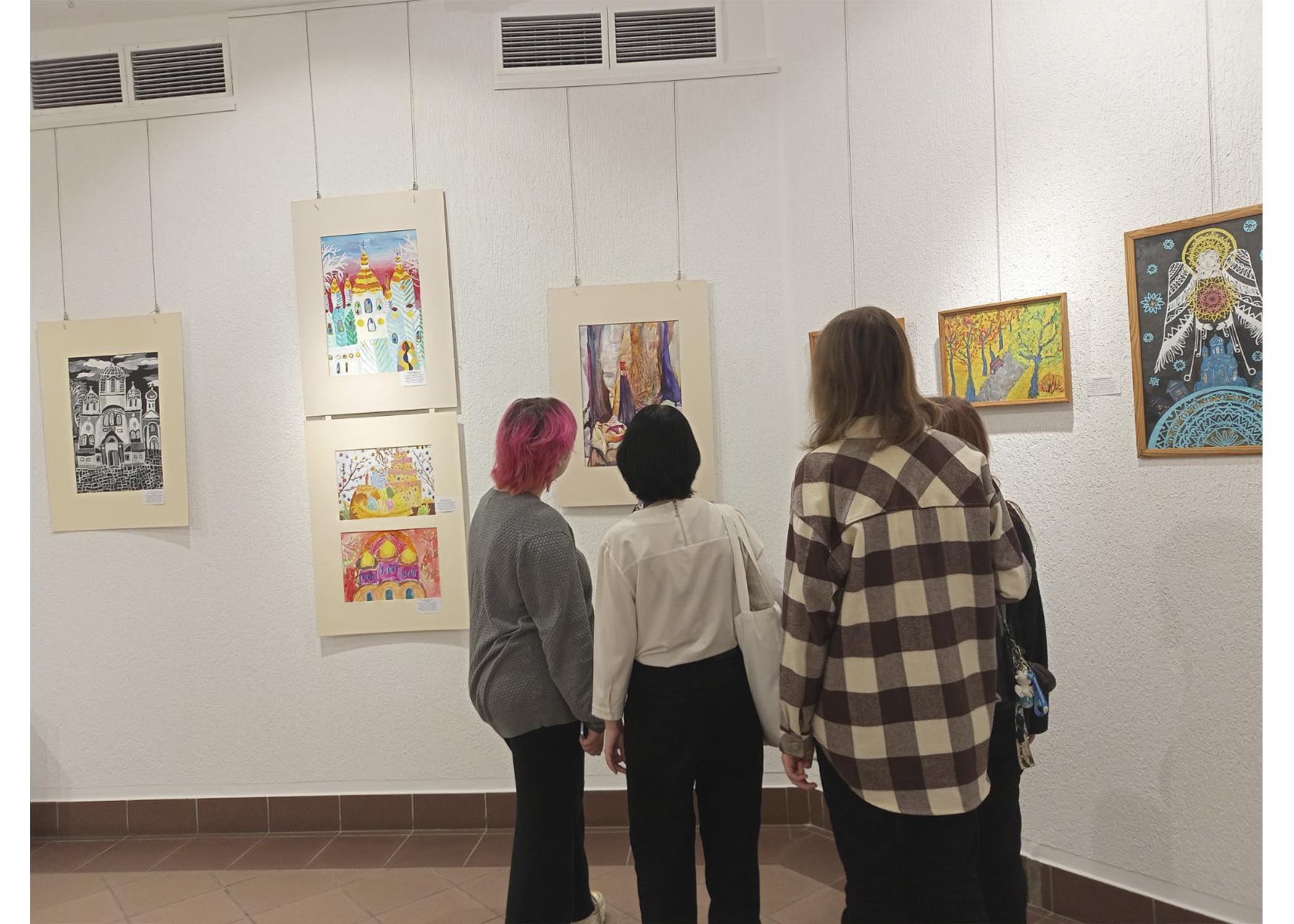 18 ноября учащиеся группы 41 посетили выставку "Прорастание" флориста Антух Юлии и скульптора Галузы Сергея. 