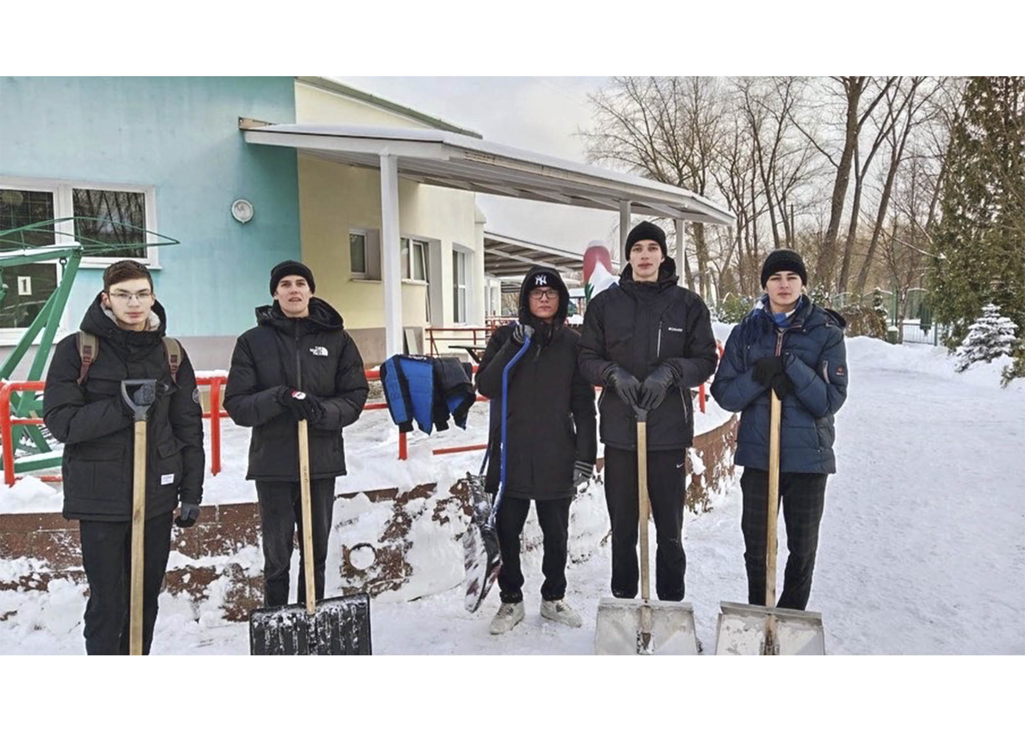 Волонтеры отряда 30 ноября и 1 декабря оказывали помощь в уборке снега возле Республиканского реабилитационного центра для детей- инвалидов. 