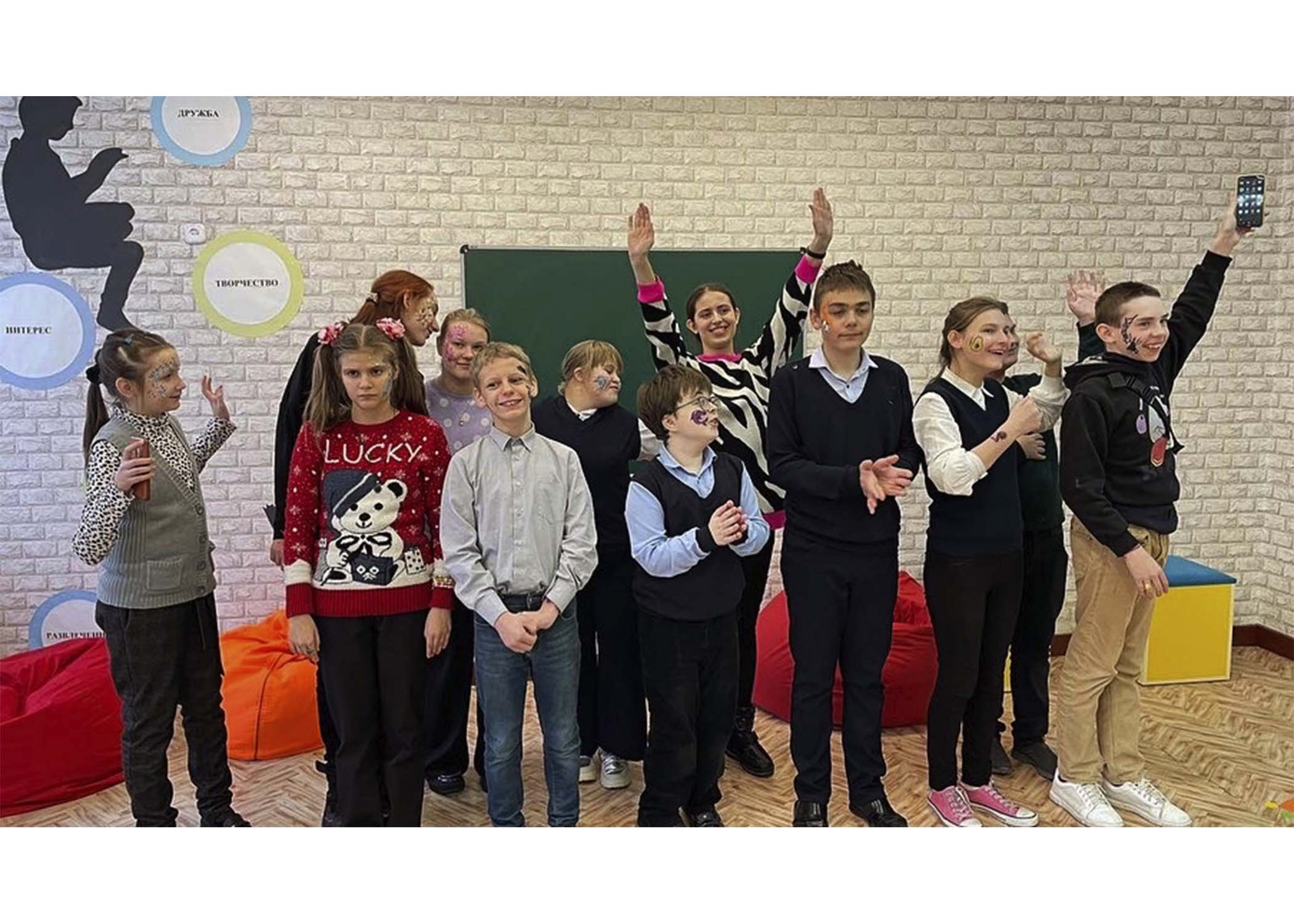  В преддверии Дня волонтера мы посетили Специальную школу- интернат №10 г. Минска с развлекательно-игровой программой «Веселые краски детства». 