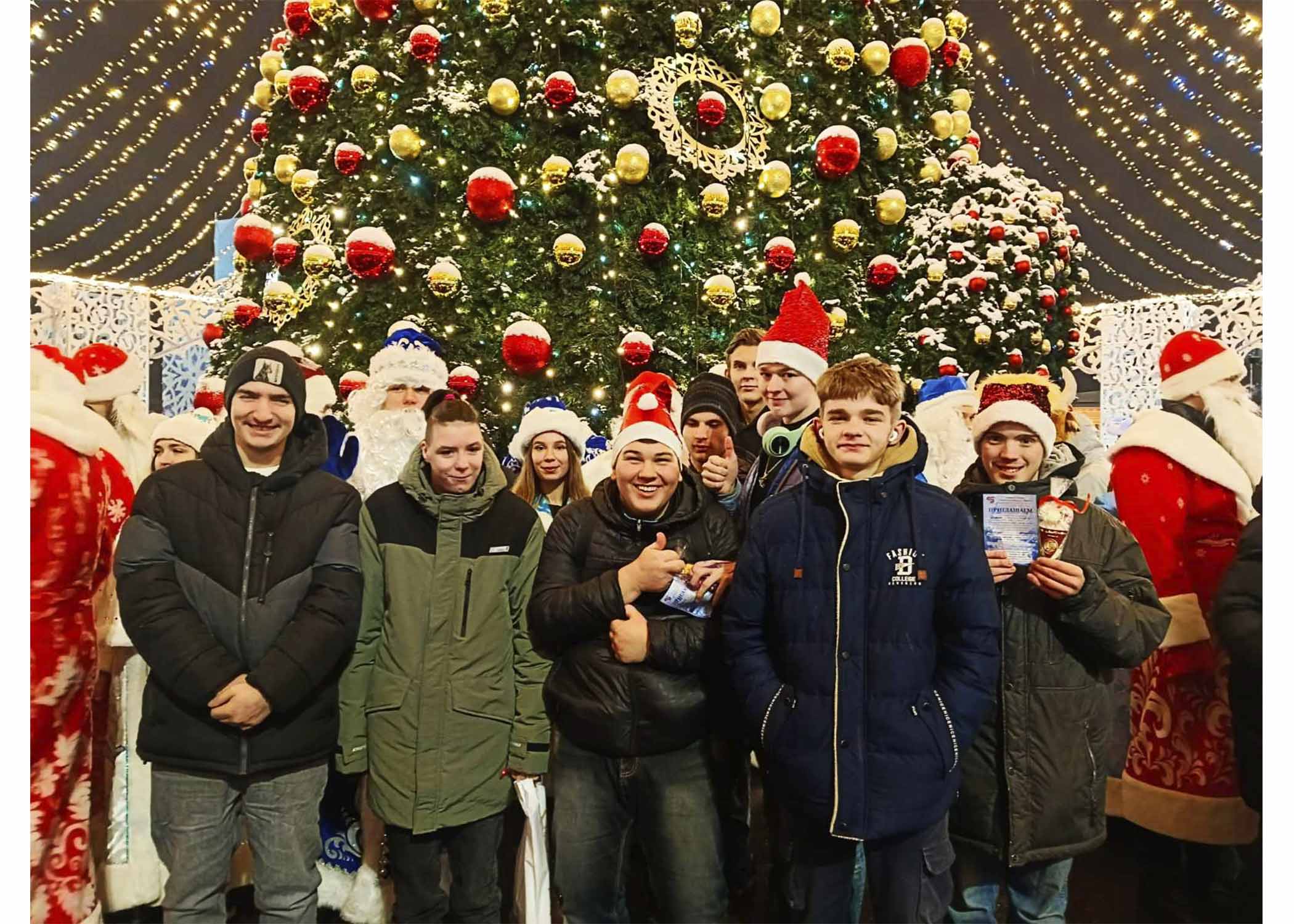 23 декабря учащиеся, проживающие в общежитии, посетили выставку новогодних деревьев "Ёлки нашего города" 