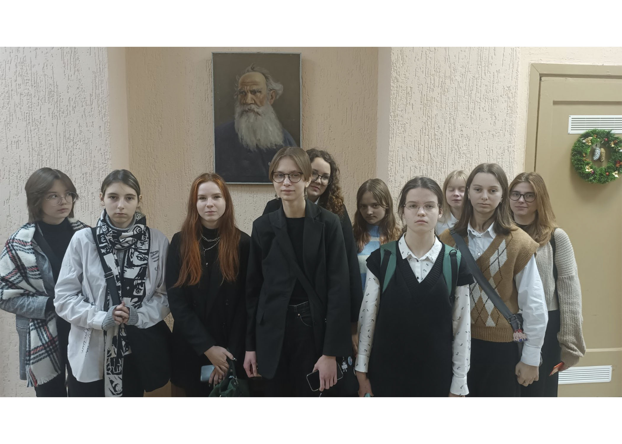 Учащиеся группы 1-Ф посетили выставку "Чароўны свет творчасці", организованную в библиотеке имени Л. Н. Толстого.
