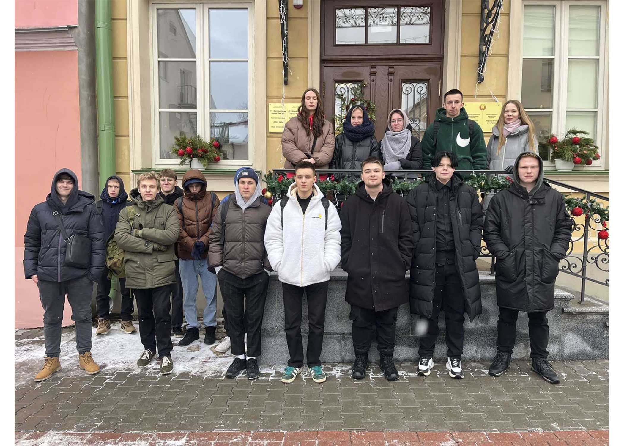 5 января учебные группы 26 и 28 посетили музей истории города Минска, его новогоднюю экспозицию - Праздник в большом городе: Новый год в советском стиле. 