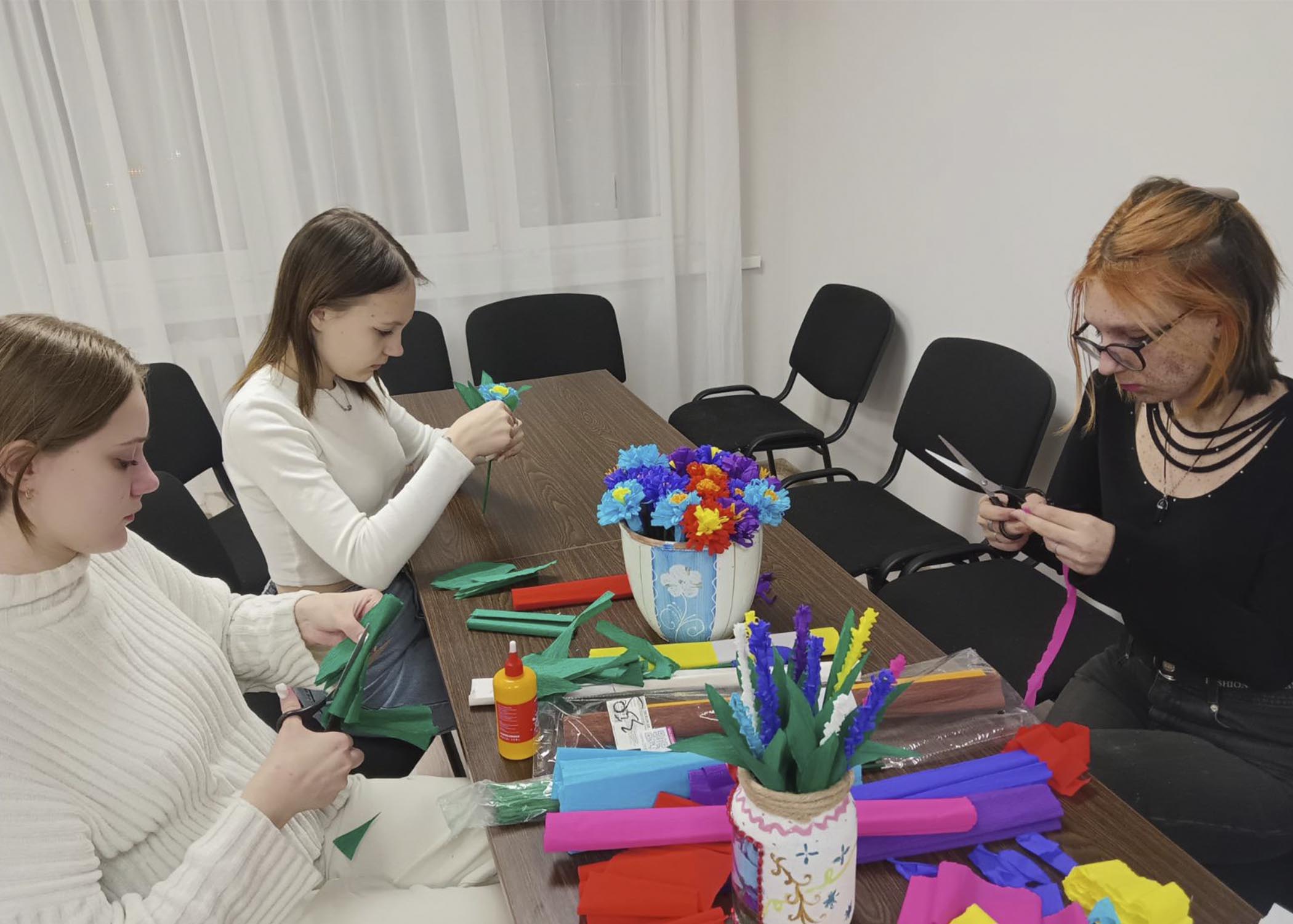 Проживающие в общежитии приняли участие в творческой мастерской "Букет из весенних цветов"