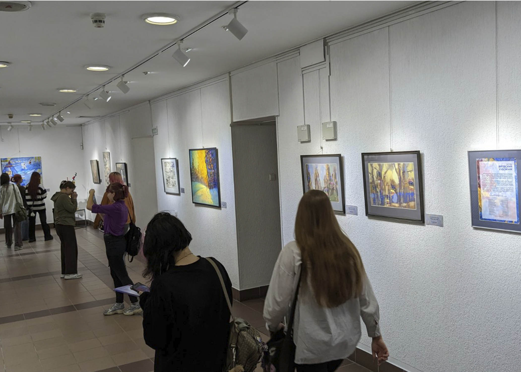  Учащиеся групп 33 и 45 посетили выставку витебских художников в галерее университета культуры