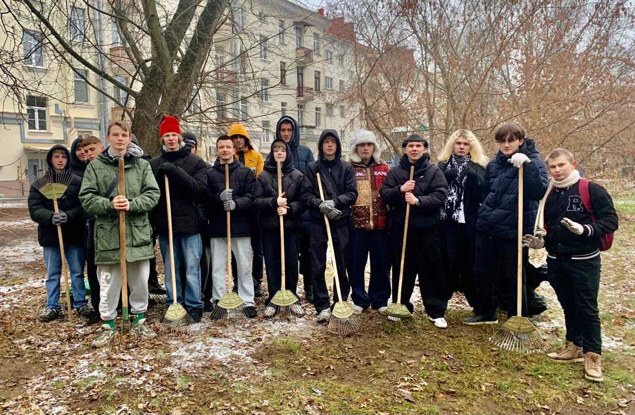 На протяжении недели учащиеся нашего колледжа принимали участие в  наведении порядка и уборке листвы в Советском районе г.Минска. 