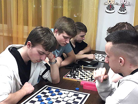 В общежитии колледжа прошел шахматно-шашечный турнир "Время быть вместе"
