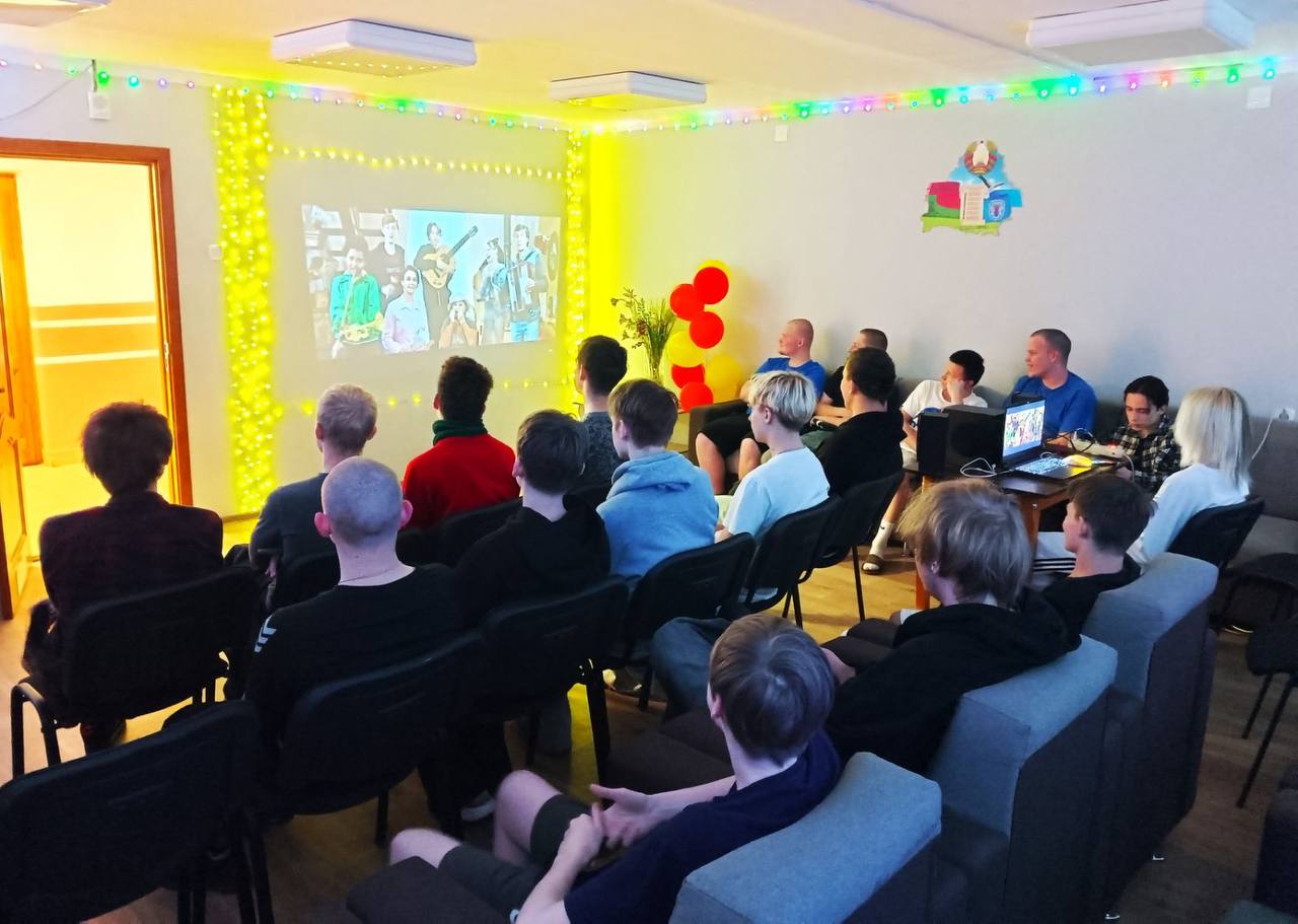 ТЕПЛЫЙ КИНОВЕЧЕР В ОБЩЕЖИТИИ! 